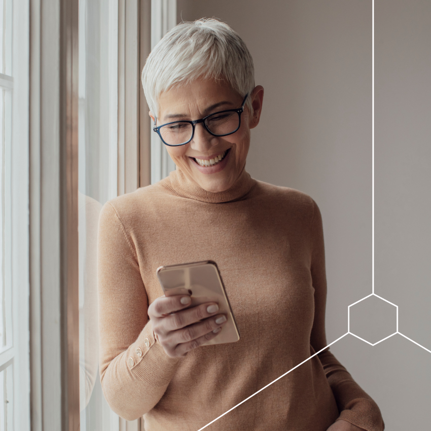 ältere frau mit handy in der hand